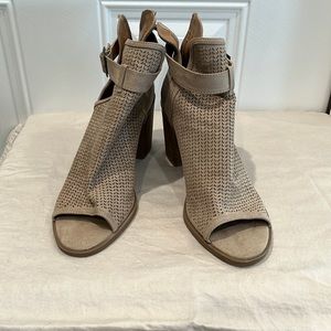 Heeled tan shoes